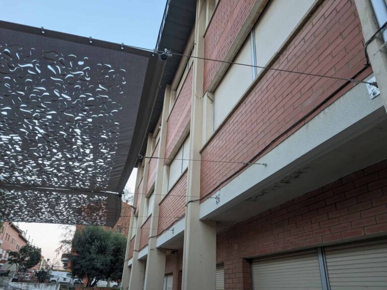 Detalle de fijación mediante cables tensados a la fachada para velas de sombra caladas en la Escola Josep Trueta de Viladecans.