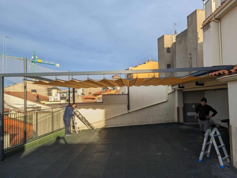 Instalación de pérgola con toldo corredero de ondas en la terraza exterior de la Escola La Mercè en Martorell.
