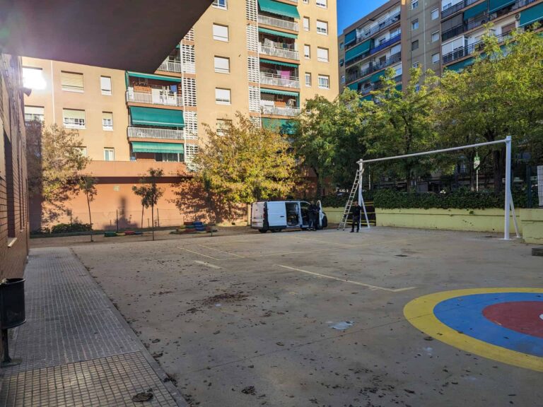 Montaje de estructura metálica blanca para sombra en el patio de la Escola Les Planes en La Llagosta.