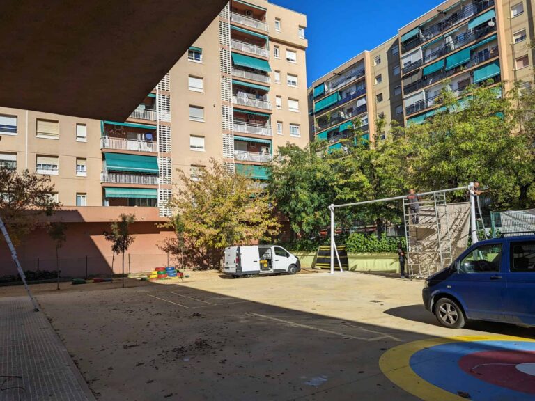 Montaje de estructura metálica para sombra en el patio de la Escola Les Planes en La Llagosta.