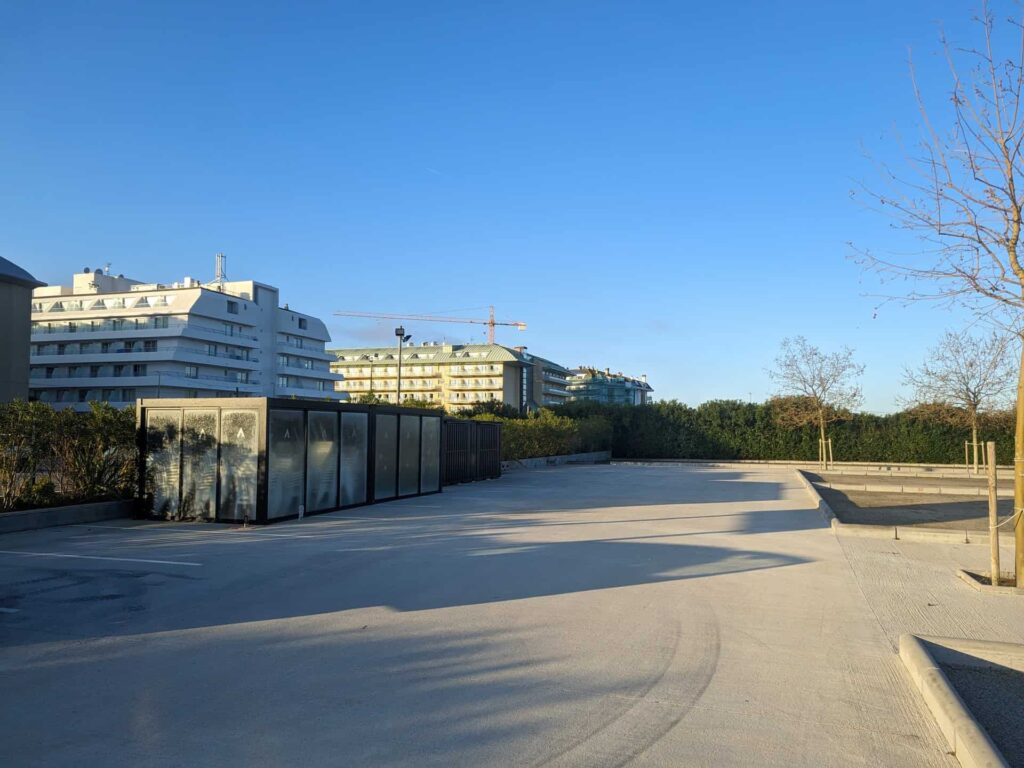 Zona de aparcamiento exterior del Hotel Ona Brava en Santa Susanna con estructura de cerramiento modular.