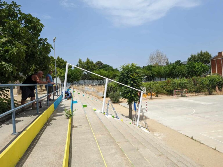 Montaje de estructura metálica blanca para sombra sobre la grada del Institut El Cairat en Esparreguera.