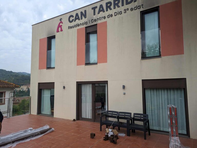 Terraza de la Residència Can Tarrida con materiales preparados para el montaje junto a la fachada del edificio.